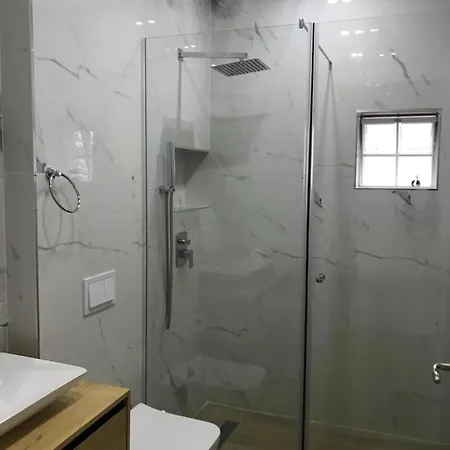 Sara & Esi 3* كورتشي