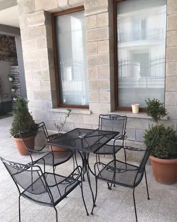 Sara & Esi 3* كورتشي